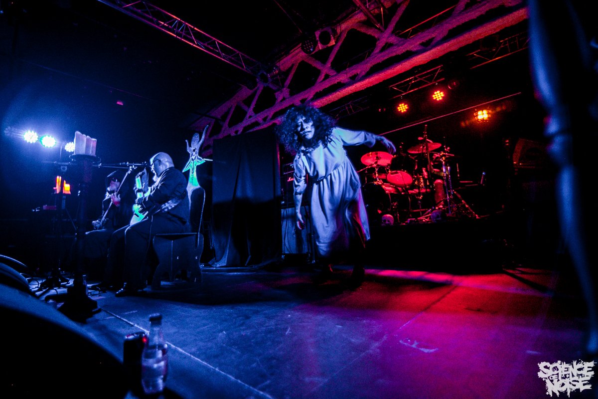 La Regina ja no riu.
La Regina ja no plora.
La Regina s’ha amagat dins del pou sota la volta.

Invoquem el seu crit quan pugem a l’escenari.

#CultumMortis #Ostium #MetallParanormal

Foto: Guillem Willy per Science Of Noise