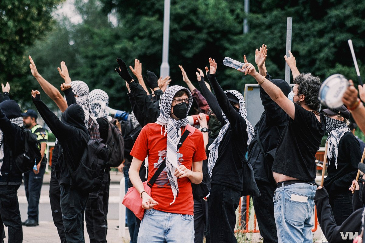 creativepicNL's tweet photo. #acwegermee demonstratie in #hoofddorp met @EWagensveld van #pegida. Opvallend: opkomst voor de demonstratie was laag en de tegendemonstratie #AntifaschistischeAktion was een stuk groter.  Meer beelden in deze thread. https://t.co/r60sSjPWiG