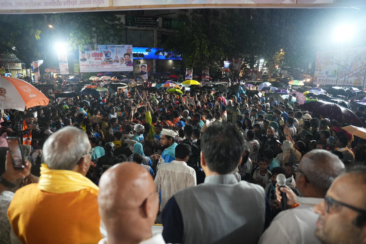 Piyush Goyal (@piyushgoyal) on Twitter photo हाथी घोड़ा पालकी,
जय कन्हैया लाल की।
श्रीकृष्ण जन्माष्टमी के शुभ अवसर पर चारकोप में आयोजित दही हांडी उत्सव की मनमोहक झलकियां। हाथी घोड़ा पालकी,
जय कन्हैया लाल की।
श्रीकृष्ण जन्माष्टमी के शुभ अवसर पर चारकोप में आयोजित दही हांडी उत्सव की मनमोहक झलकियां।