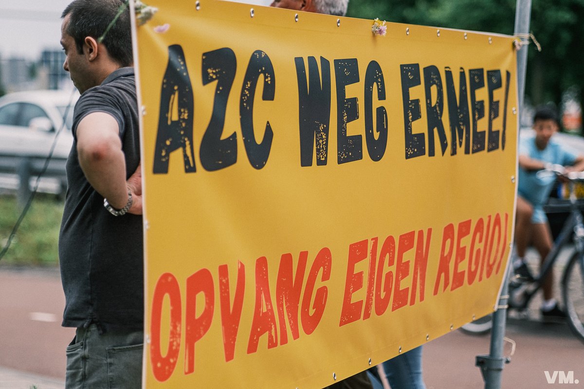 creativepicNL's tweet photo. #acwegermee demonstratie in #hoofddorp met @EWagensveld van #pegida. Opvallend: opkomst voor de demonstratie was laag en de tegendemonstratie #AntifaschistischeAktion was een stuk groter.  Meer beelden in deze thread. https://t.co/r60sSjPWiG