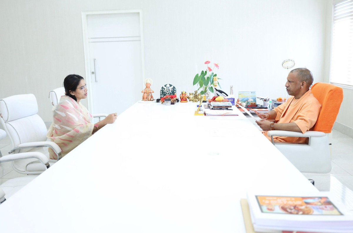 Shaurya Mishra (@shauryabjym) on Twitter photo सपा ने जो फर्जी PDA नामक बिल्डिंग खड़ी थी - वो पूजा पाल के एक उद्बोधन के बाद भरभरा के गिर चुकी हैं ..
विधायक पूजा पाल की सीएम योगी से मुलाकात। सपा ने जो फर्जी PDA नामक बिल्डिंग खड़ी थी - वो पूजा पाल के एक उद्बोधन के बाद भरभरा के गिर चुकी हैं ..
विधायक पूजा पाल की सीएम योगी से मुलाकात।