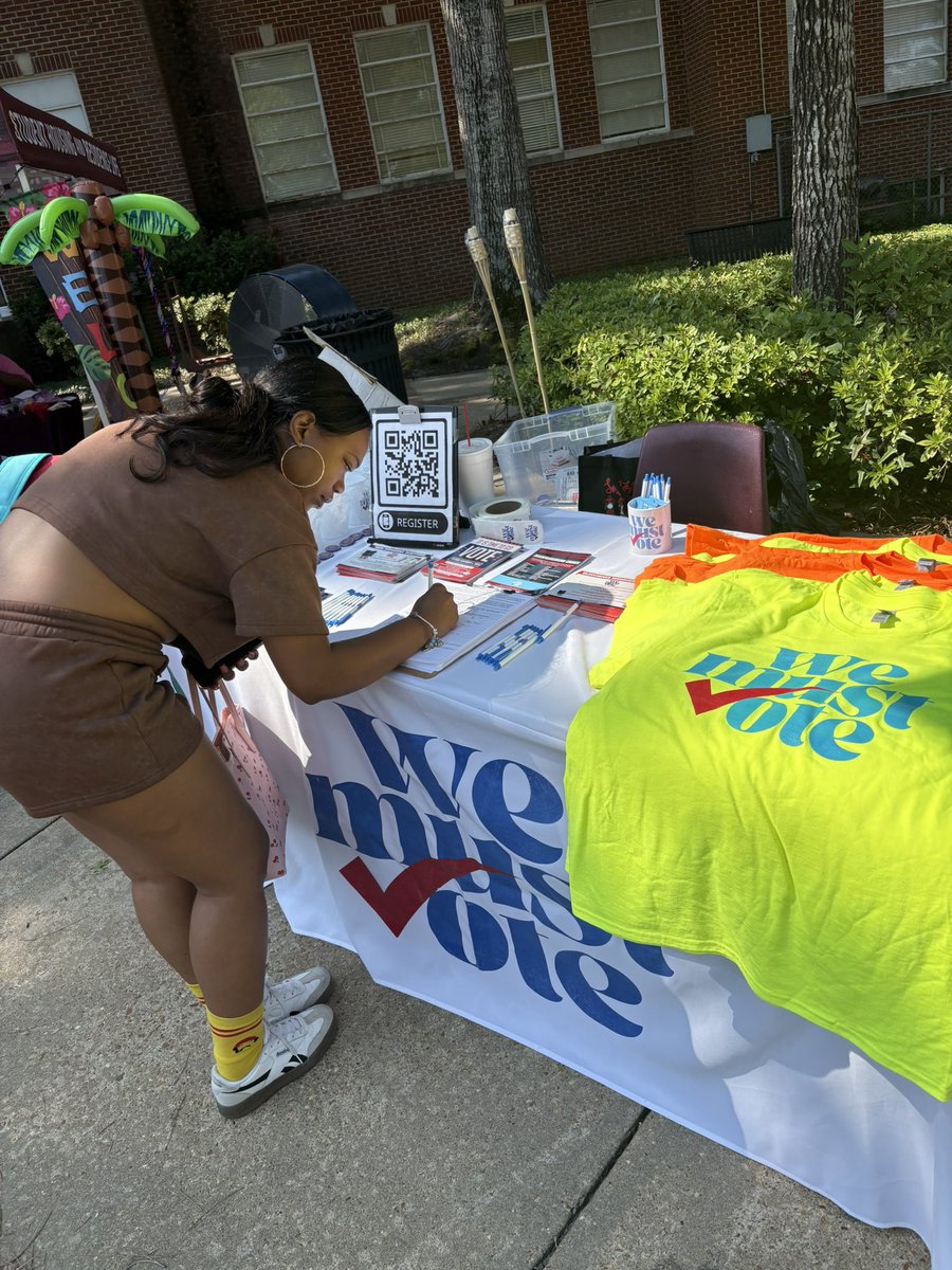 WeMustVote1's tweet photo. Back at Hinds Community College!  We’re registering, educating &amp; mobilizing new and returning students — because voting power starts here! 
#WeMustVote 
#CivicEngagement
#AllThingsVoting https://t.co/Log8TTNtW5