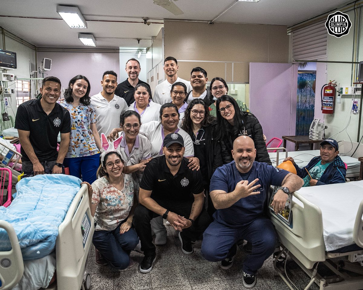 Un momento de felicidad que no tiene precio.

Visitamos el Hospital de Clínicas, para compartir con los chicos por su día y llevarles un poquito de alegría.

¡Gracias por recibirnos, campeones!

🤍🖤🤍
