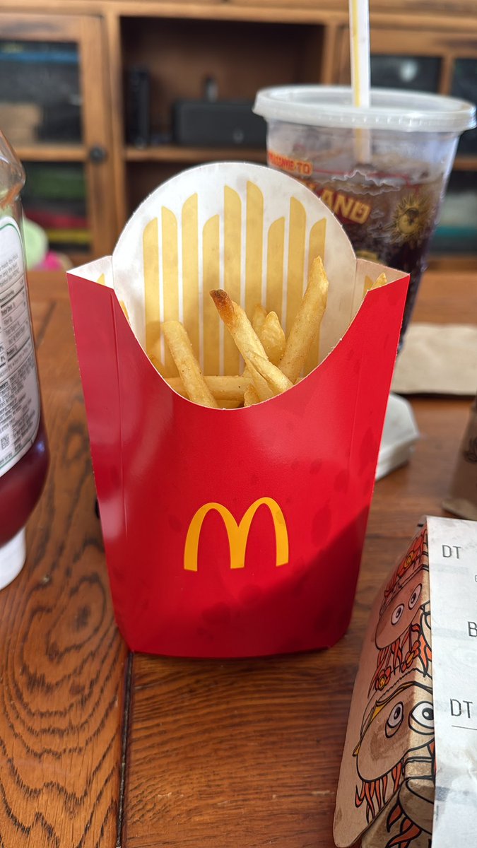 BmoreCostello's tweet photo. Hey @McDonalds. You think you could actually fill up your Fries box when I order a damn large?!? Wtf is this?? https://t.co/quJ0ITKNMc
