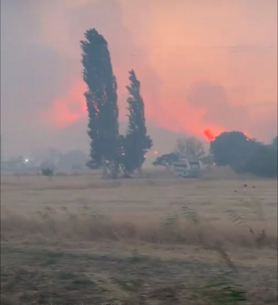 hawaeather's tweet photo. #Çanakkale bir kez daha felaketle karşı karşıya, ancak hâlâ gündemde değil.

⚠️ Futbolu bir kenara bırakma zamanı! Havadan müdahale için son saatler… Rüzgâr çok kuvvetli ve yangın hızla büyüyor.

Gelibolu alevler altında, bölge resmen afet yaşıyor. Lütfen bu ses duyurulsun!

#ÇanakkaleYanıyor