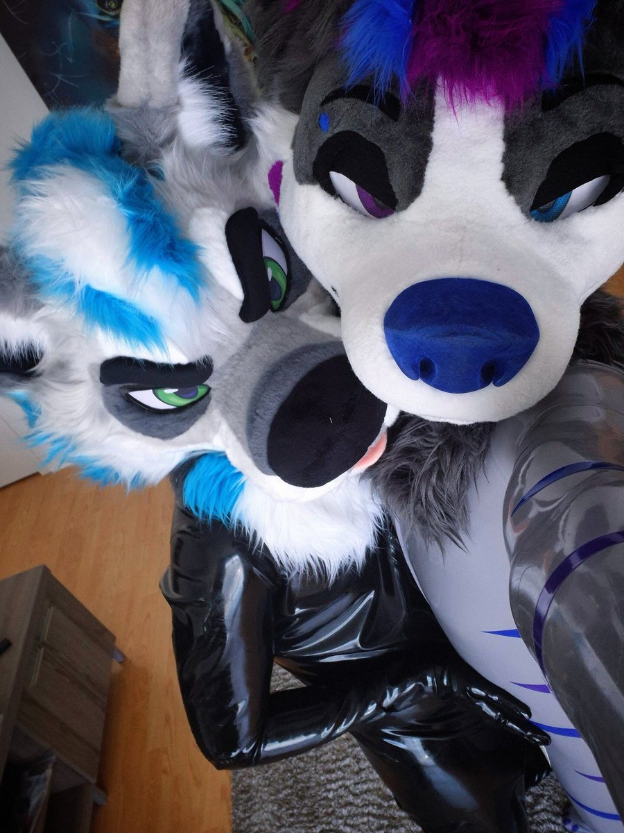 Shiny creatures ✨️🖤💙

🐶 : <a href="/FantomWusky/">Fantom</a> 

#ShinySaturday
#SqueakySaturday