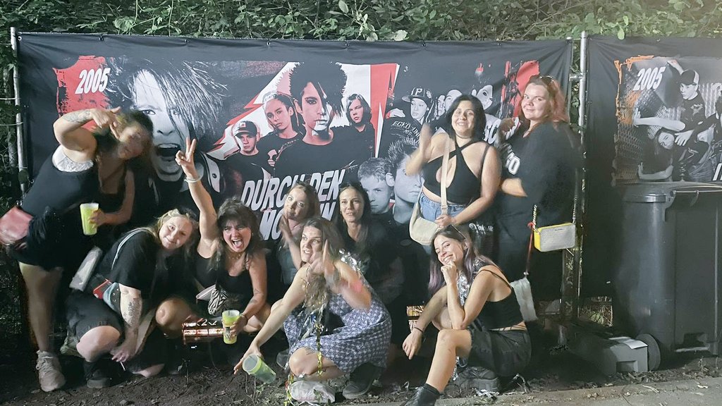 xDwight's tweet photo. 20 years DDM 🩷🖤 https://t.co/fLkCY8nCoQ