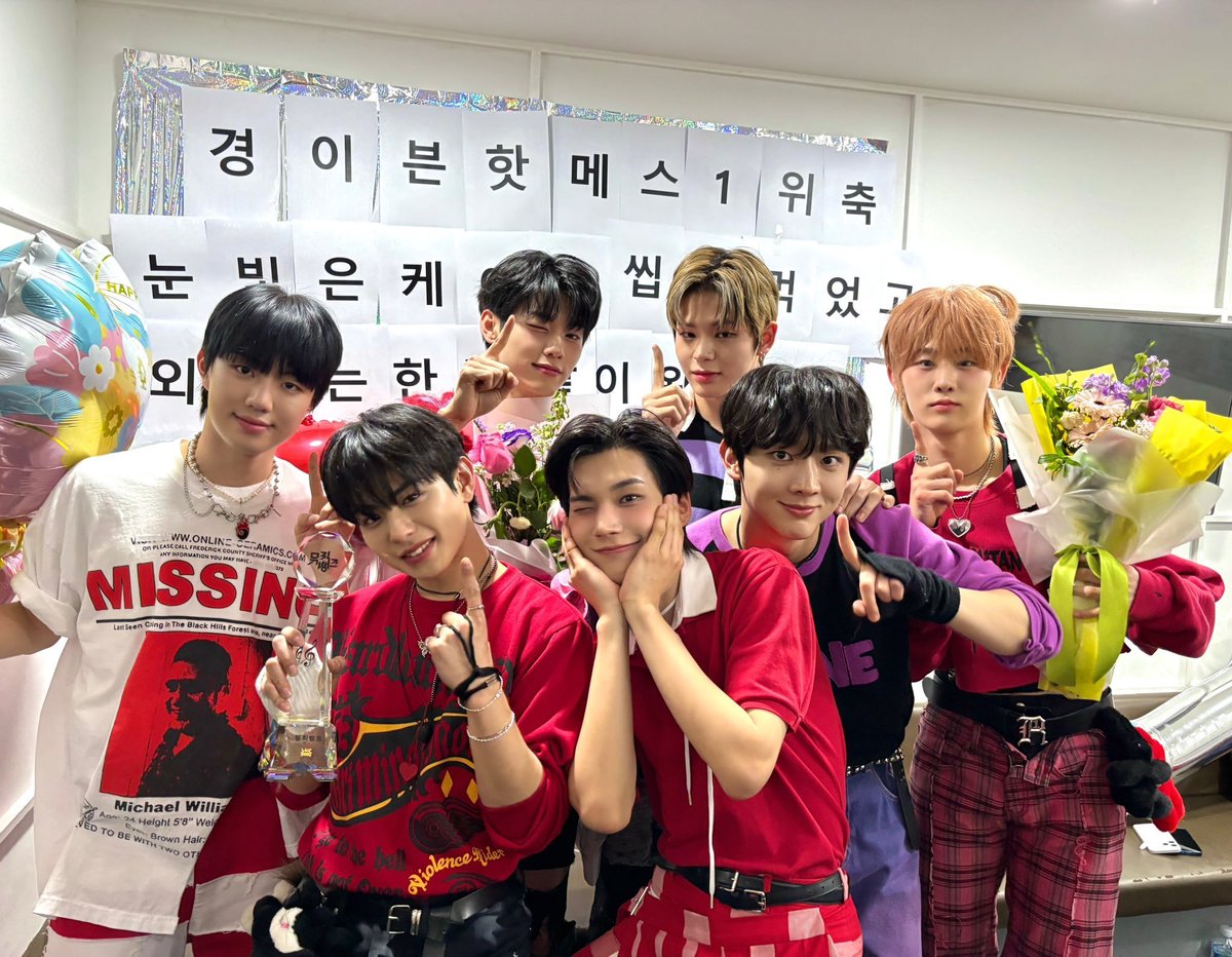 GimbapBlog2's tweet photo. Les #EVNNE remportent une 2e victoire avec #How_Can_I_Do lors de l'émission #MusicBank !
#HowCanIDo2ndWin #EVNNE5thWin https://t.co/dvaGlWfSzg