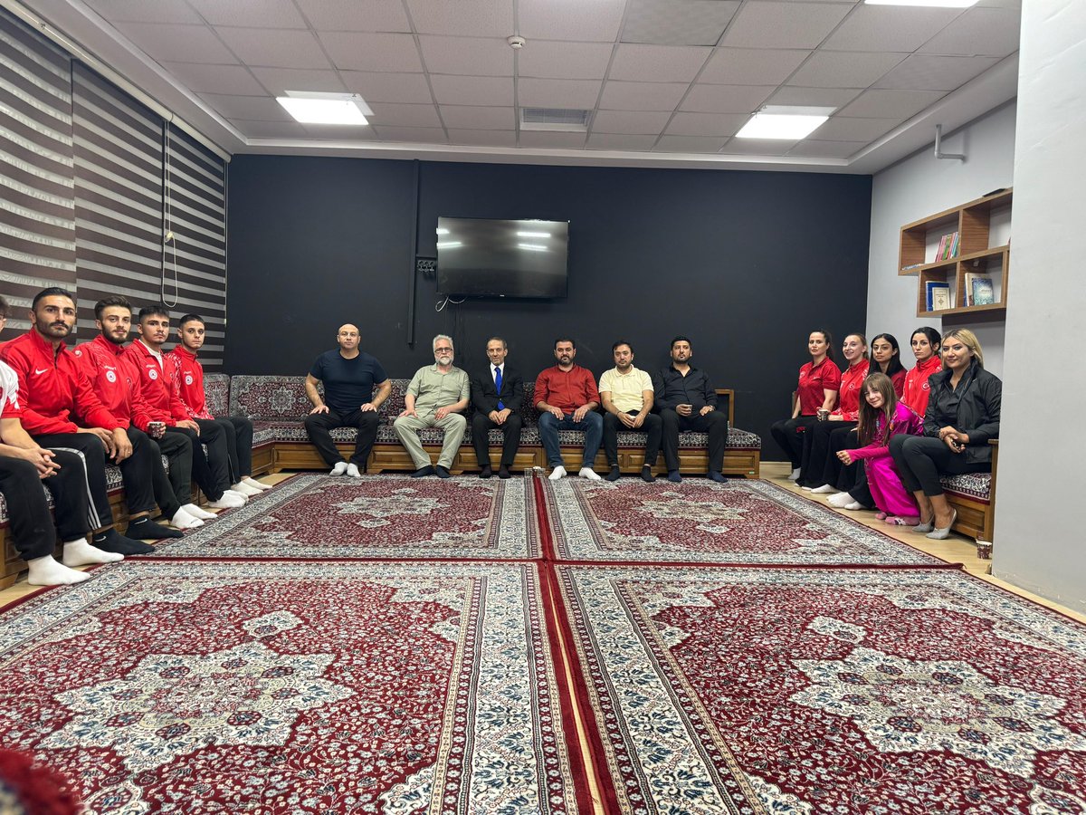 📍 Kayseri

Kayseri Sporcu Eğitim Merkezi’nde, Brezilya’da düzenlenecek Wushu Kung Fu Dünya Şampiyonasına hazırlanan sporcularımızı ve kıymetli antrenörlerimizi ziyaret ettik.

Çay eşliğinde gerçekleştirdiğimiz samimi sohbetlerde sporcularımıza; önce ahlak ve maneviyatın,