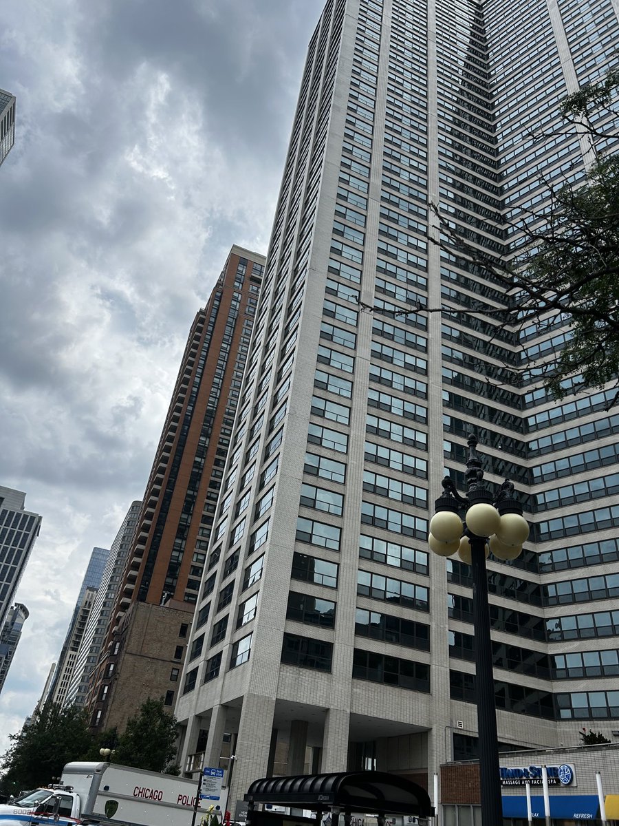 Sarah_Chicago's tweet photo. SWAT response at 1130 S. Michigan Ave. ⁦@WBBMNewsradio⁩ https://t.co/DFAOOUgs9Q