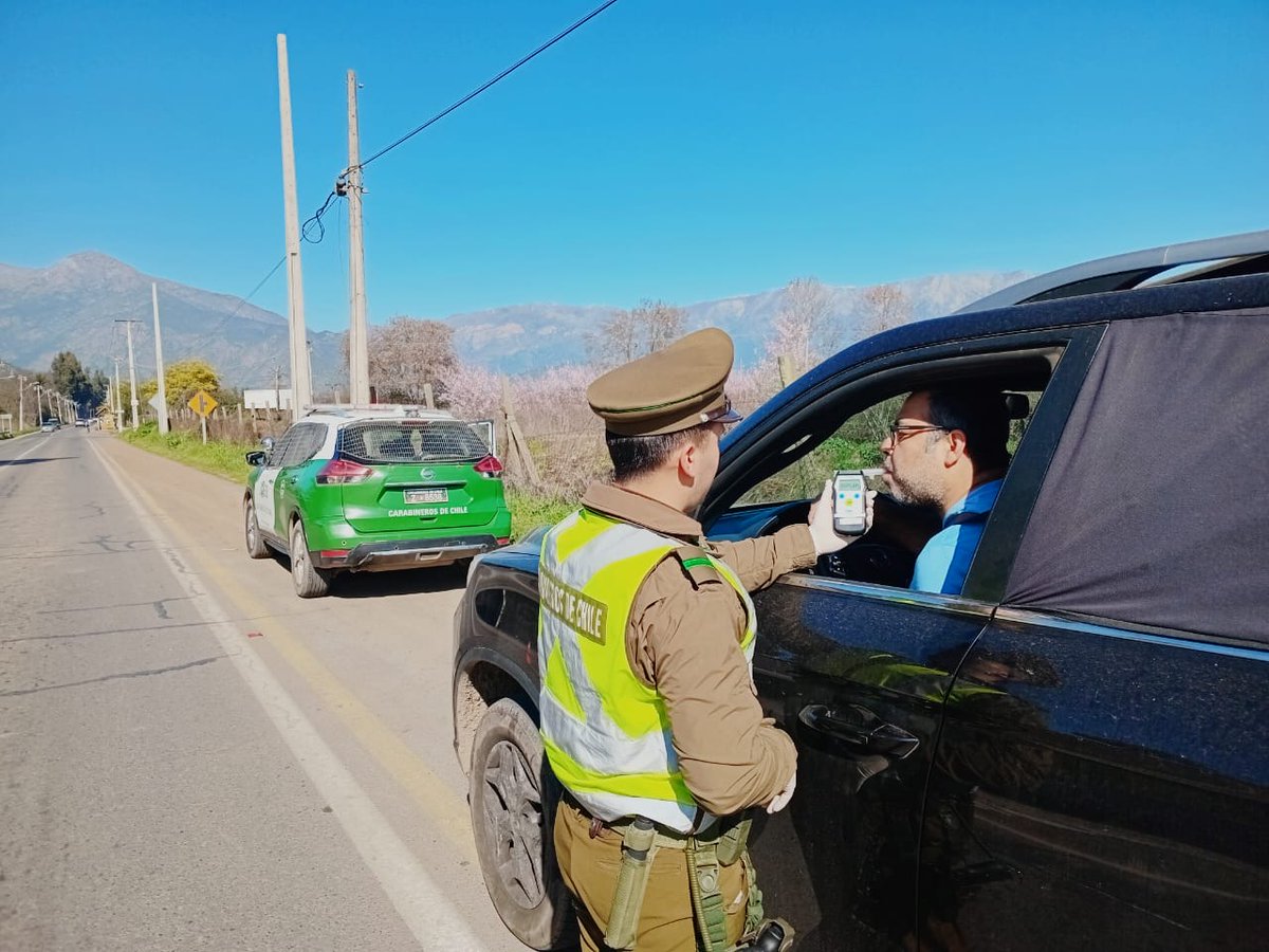 carabprmaipo's tweet photo. #Paine: Funcionarios del reten #Pintue, llevan a cabo controles vehiculares, incluyendo pruebas respiratorias, para asegurar el cumplimiento de la ley vigente. La seguridad en nuestras vías es responsabilidad de todos. ¡Conduce con precaución y respeto! https://t.co/r775KFMtT0