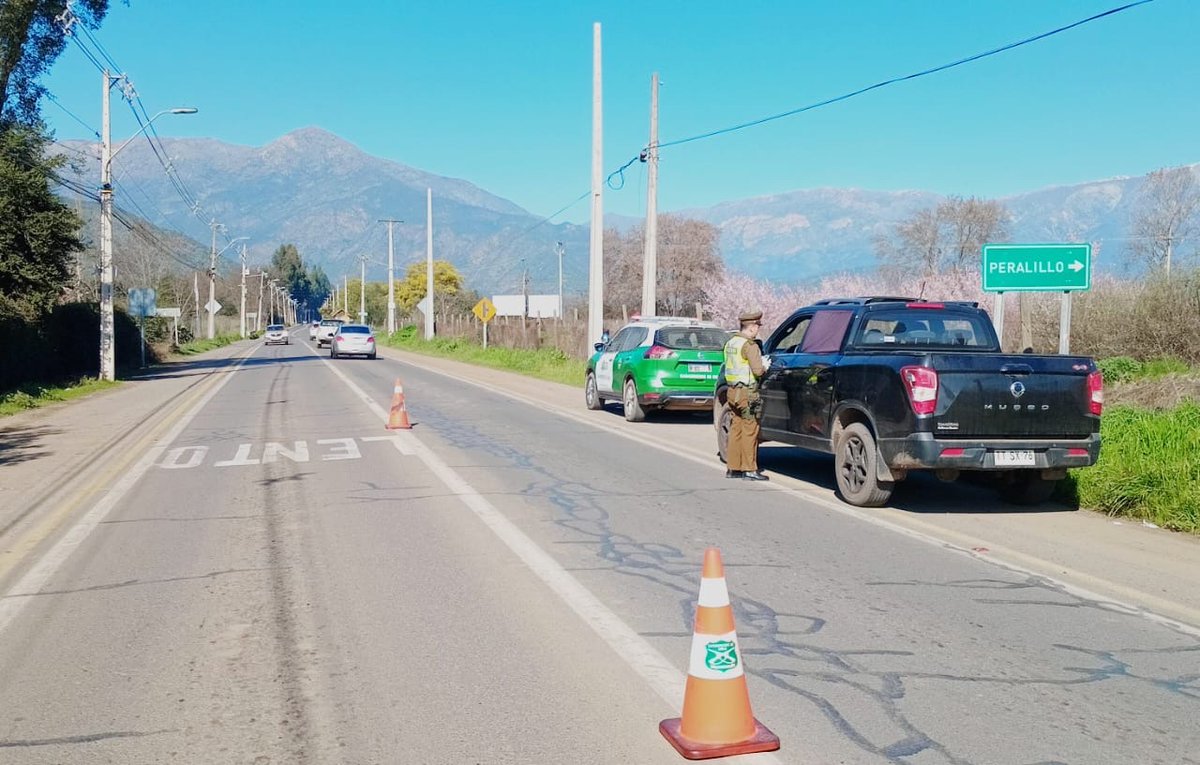 carabprmaipo's tweet photo. #Paine: Funcionarios del reten #Pintue, llevan a cabo controles vehiculares, incluyendo pruebas respiratorias, para asegurar el cumplimiento de la ley vigente. La seguridad en nuestras vías es responsabilidad de todos. ¡Conduce con precaución y respeto! https://t.co/r775KFMtT0