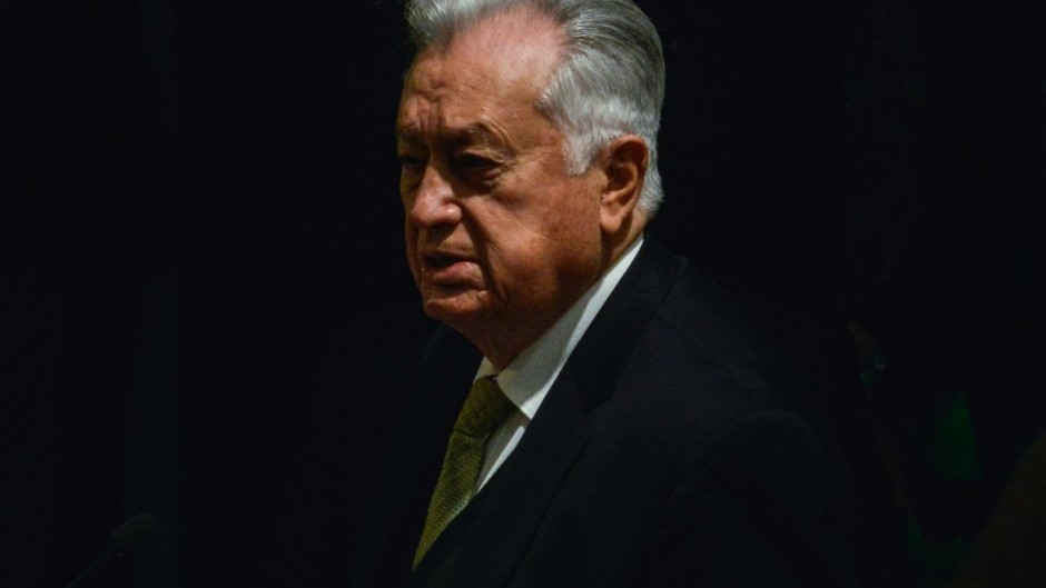 ⭕️ La Unidad de Inteligencia Financiera (UIF) ordenó a la Comisión Nacional Bancaria y de Valores (CNBV) congelar todas las cuentas e inversiones de León Manuel Bartlett Álvarez y de Julia Abdalá Lemus, hijo y pareja de Manuel Bartlett, exdirector de la CFE. El bloqueo fue