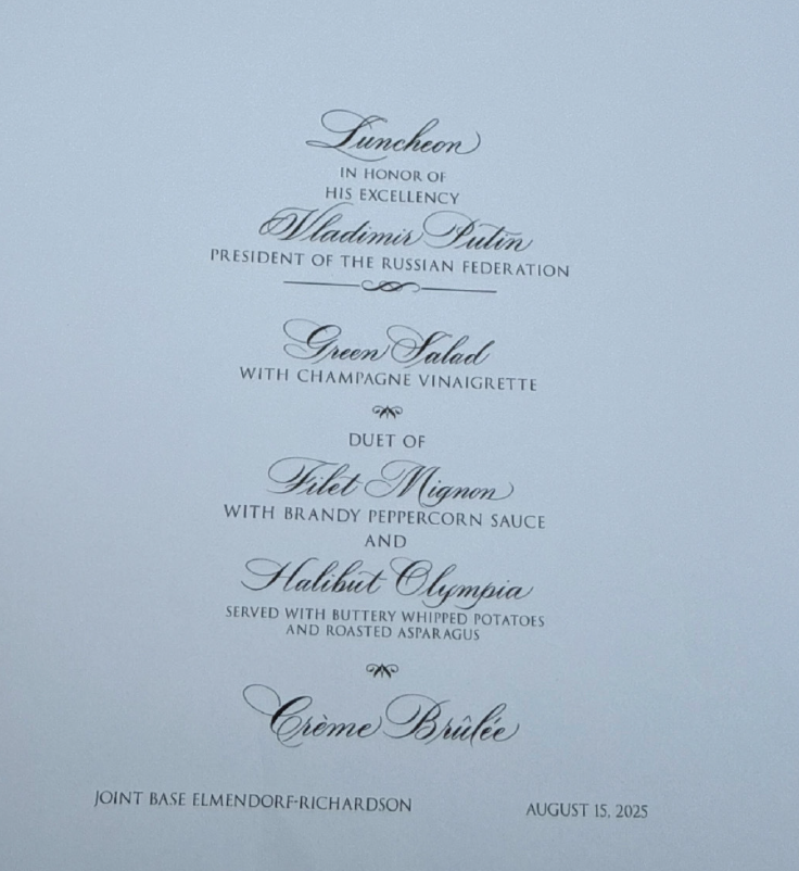 OpexNews's tweet image. 🇺🇸🇷🇺 Des documents confidentiels sur le sommet #Trump-#Poutine d’#Anchorage ont été retrouvés… dans l’imprimante d’un hôtel en Alaska.

Plan de table, menu ou encore numéros de téléphone du staff US : une fuite embarrassante pointant la &quot;désordre&quot; de l’administration.