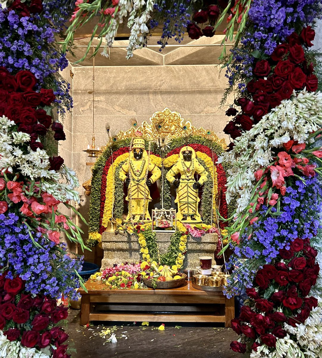 जन्माष्टमी के दिन हम परिवार संग जितना पॉसिबल हो पाता है उतने मंदिर दर्शन पर निकल पड़ते है 🙏
जय श्री कृष्ण 🙏