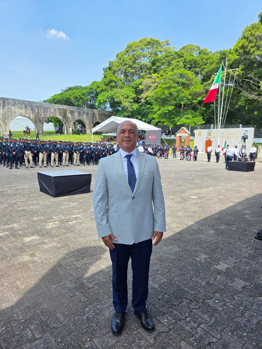 adrianavilaes's tweet photo. Asistí por invitación del Secretario de Seguridad Pública de Veracruz,  Alfonso Reyes Garcés a la graduación de 104 nuevos policías de proximidad estatal y municipal, que se suman a la tarea de fortalecer la seguridad en #Veracruz

@MovCiudadanoMX 
#bancadanaranja https://t.co/tnmc3lSHYE