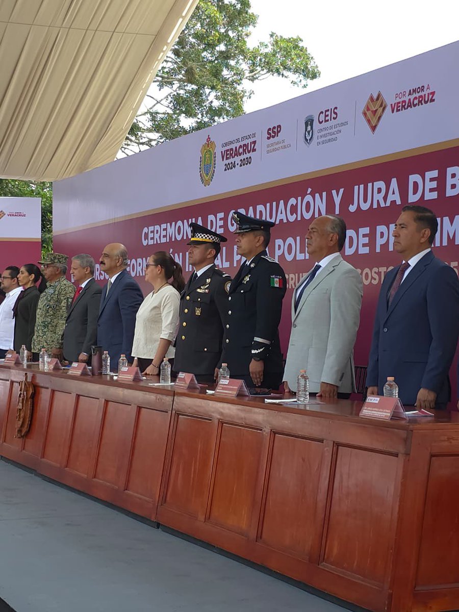 adrianavilaes's tweet photo. Asistí por invitación del Secretario de Seguridad Pública de Veracruz,  Alfonso Reyes Garcés a la graduación de 104 nuevos policías de proximidad estatal y municipal, que se suman a la tarea de fortalecer la seguridad en #Veracruz

@MovCiudadanoMX 
#bancadanaranja https://t.co/tnmc3lSHYE