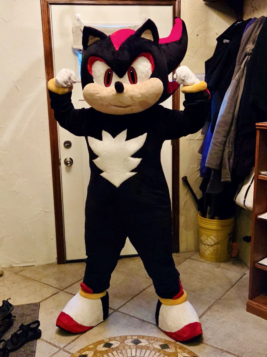 #TFS2025 I am heading your way! Likely just for today, find me as Shadow or in my Khajiit mask! Also tonight, Drunk Zoology panel is at 10pm, don’t miss it!