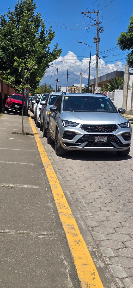 ery_juarez's tweet photo. @SSC_Cholula @CholulaDigital @GobiernoCholula así los coches sobre la prolongación de la 15 sur afuera del club de golf la huerta https://t.co/FbJggf3GCg