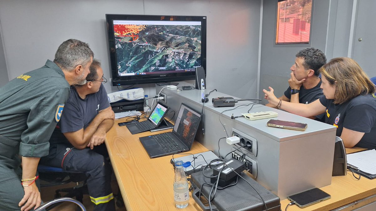 🚒 La delegada del Gobierno sigue la evolución de los incendios  desde el Puesto de Mando Avanzado situado en Cangas del Narcea.

Se  ha reunido la dirección  CECOPI para coordinar las labores de emergencia . (19h)

📢Se recuerda a la población la necesidad de máxima precaución.