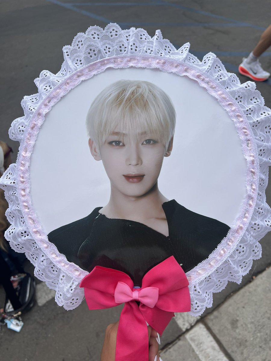 jakesbigheart's tweet photo. in line for merch!!

carrying this sunoo picket https://t.co/f5FpExlTjX