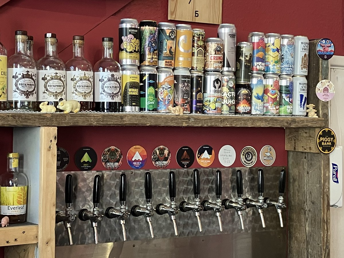 VinLK3's tweet image. A bloody top stop at the Piggy Bank in Calne and a cracking little ✅got there early so quiet too. Their own brews we top notch too! #lksawaydays #newpub