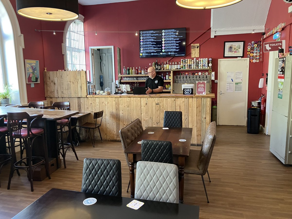 VinLK3's tweet image. A bloody top stop at the Piggy Bank in Calne and a cracking little ✅got there early so quiet too. Their own brews we top notch too! #lksawaydays #newpub