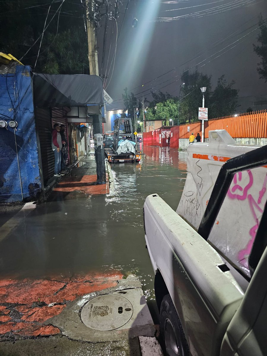 FabiolaBouret's tweet photo. Ayuda!! @SSP_CDMX @UCS_CDMX con el retiro de carros abandonados (con dueños) llevan años invadiendo la vía pública, donde tapan las coladeras con basura, fauna nociva y otros desechos https://t.co/7loIcqesKb