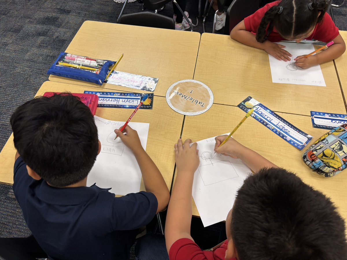 Villalpando_DL's tweet photo. From Kinder to 4th grade, our Horn STEM cubs imagined, planned, created and communicated with each other about their designs #nametagchallenge #nowritingtools @Horn_Dreams_Big @vega7myriam @msplazacitlaly @AliefScience https://t.co/cHCD6Ubo6E