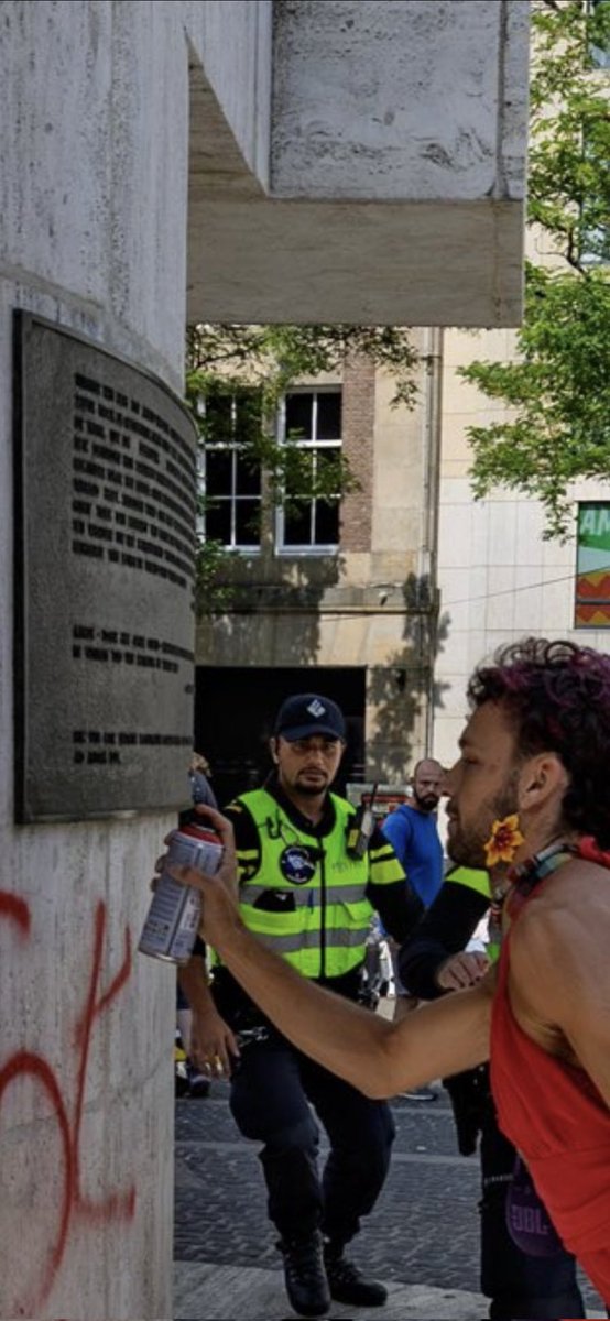 <a href="/geertwilderspvv/">Geert Wilders</a> De <a href="/POL_Amsterdam/">Politie Eenheid Amsterdam</a> stond erbij en keek ernaar.