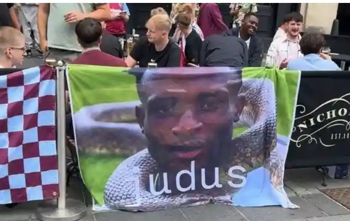 HebronKorir's tweet photo. @WeRTottenhamTV 🚨 West Ham fans travelled to Sunderland with a Mohammed Kudus snake banner only to see their side lose 3-0 at the stadium of light 

Not a happy day for the hammer. Long may it continue 😁 https://t.co/LLt1bG1PGX