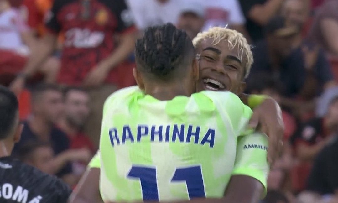 UNIVERSO_1899's tweet photo. Quédate con quien te abrace como Lamine Yamal abraza a Raphinha. https://t.co/pRm3Xy12fC