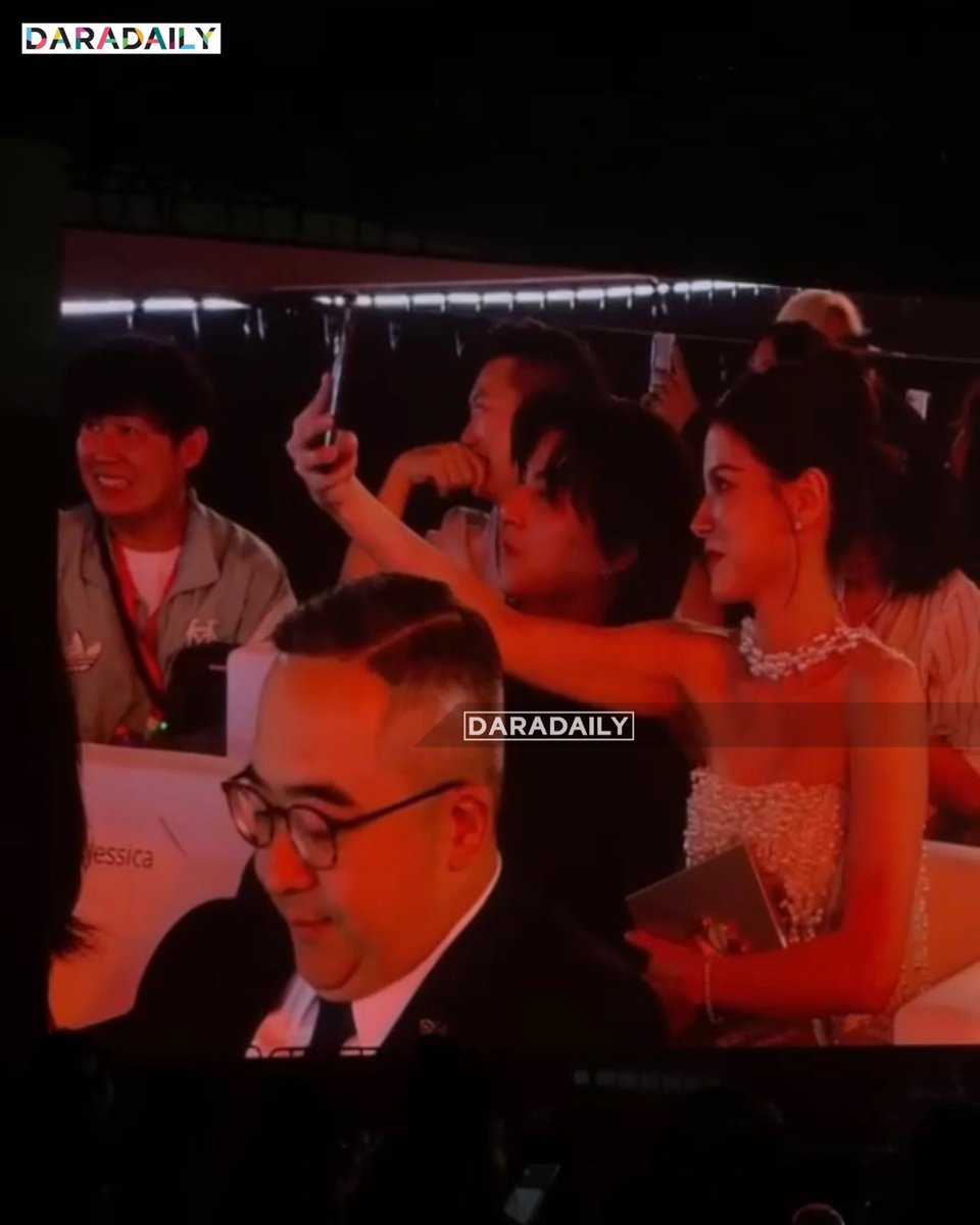 รางวัลของคนเก่งมาแล้ว! “หมาก ปริญ” รับรางวัล “Weibo Thailand Most Influential Overseas Actor” มี “ใบเฟิร์น” และ “กลัฟ” นั่งให้กำลังใจและแอบถ่ายคลิปบนเวทีด้วย
.
.
#หมากปริญ #mark_prin #MarkPrin #ใบเฟิร์นพิมพ์ชนก #baifernbah #Gulfkanawut #กลัฟคณาวุฒิ #WeiboCulturalExchangeNight2025