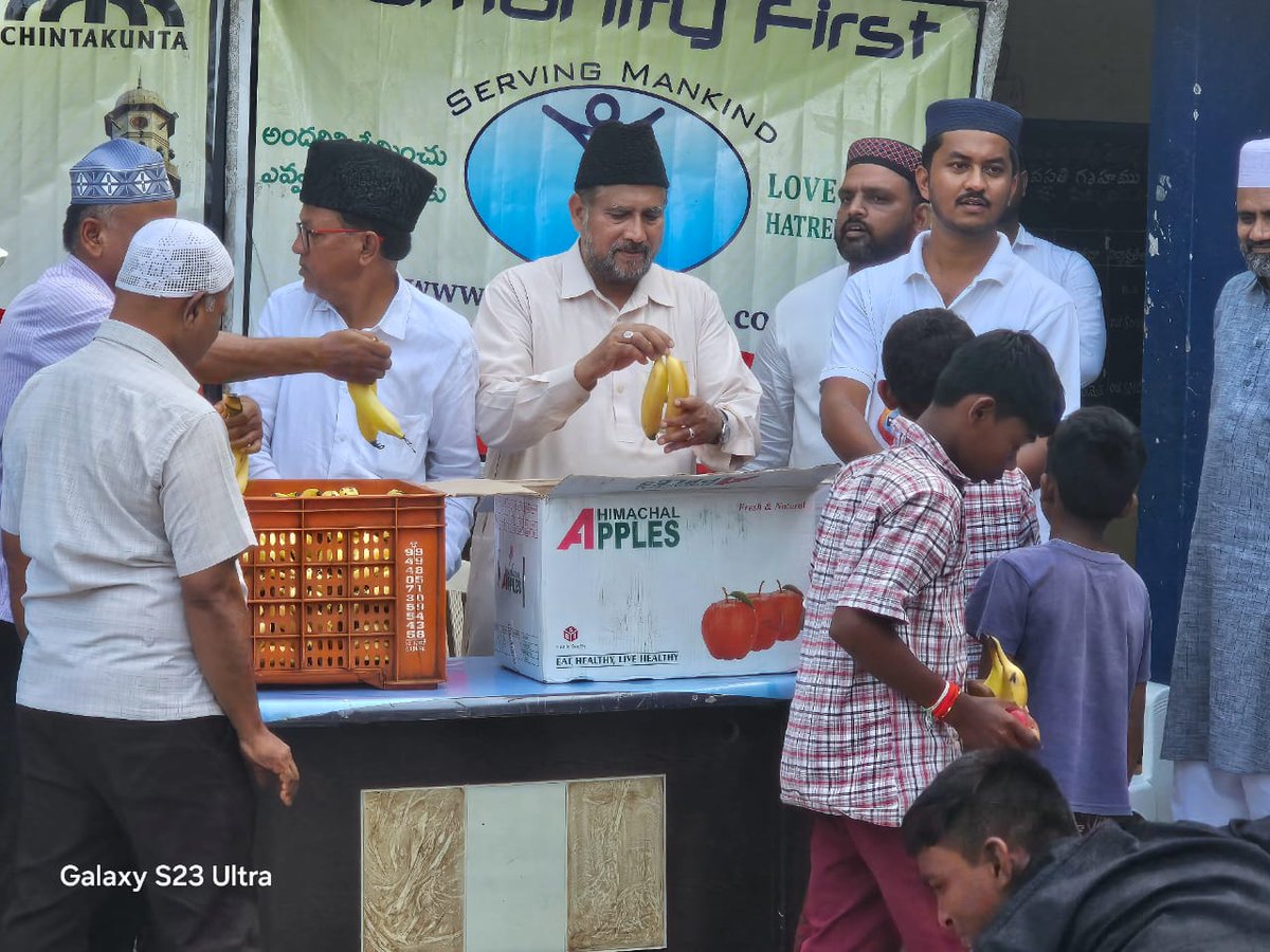 mkaindia's tweet photo. Spreading Smiles, Sharing Blessings on #IndependenceDay
Majlis Khuddamul Ahmadiyya #Chintakunta & #Waddepally's #FruitDistribution program brings joy to 70 students & 30 patients
A heartfelt gesture of love & care! #ServiceToHumanity
#Telangana #AndhraPradesh
16/n https://t.co/KdSx4db9Mh