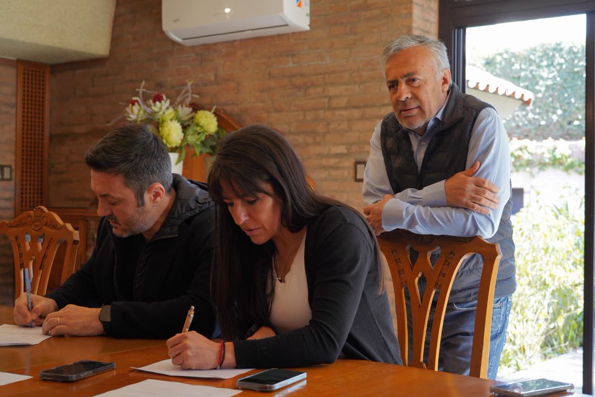 petilombardi's tweet photo. Luis Petri y Pamela Verasay encabezarán la lista de candidatos a diputados nacionales por la alianza de LLA y Cambia Mendoza.
Con esta propuesta, el espacio reafirma su compromiso de defender a Mendoza y llevar la voz de nuestra provincia al Congreso https://t.co/cMK5YEn6Ei