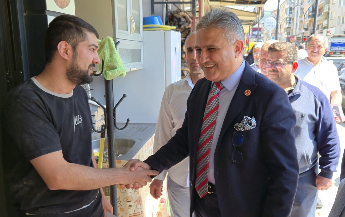 CHP yerel yönetimlerde belediyeleri yönetememiş şehirleri ve ilçeleri perişan etmiş, AKPARTİ merkezi yönetimde ülkeyi perişan etmiş, bunların yandaş medyaları da diyor ki ya CHP ye oy atın ya da AKP ye oy atın. Milletin aklıyla adeta alay ediyorlar. Bir gerçek var ki iki