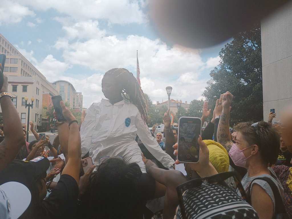 Sam P.K. Collins (@sampkcollins) on Twitter photo THIS JUST IN: <a href="/HarrietsDreams/">Harriet’s Dreams</a> organizer <a href="/factsandfire/">Afeni ☭ | #FreePalestine 🇵🇸</a> is free after her detainment by <a href="/wmata/">Metro Forward</a> police at Navy Yard last night. THIS JUST IN: <a href="/HarrietsDreams/">Harriet’s Dreams</a> organizer <a href="/factsandfire/">Afeni ☭ | #FreePalestine 🇵🇸</a> is free after her detainment by <a href="/wmata/">Metro Forward</a> police at Navy Yard last night.