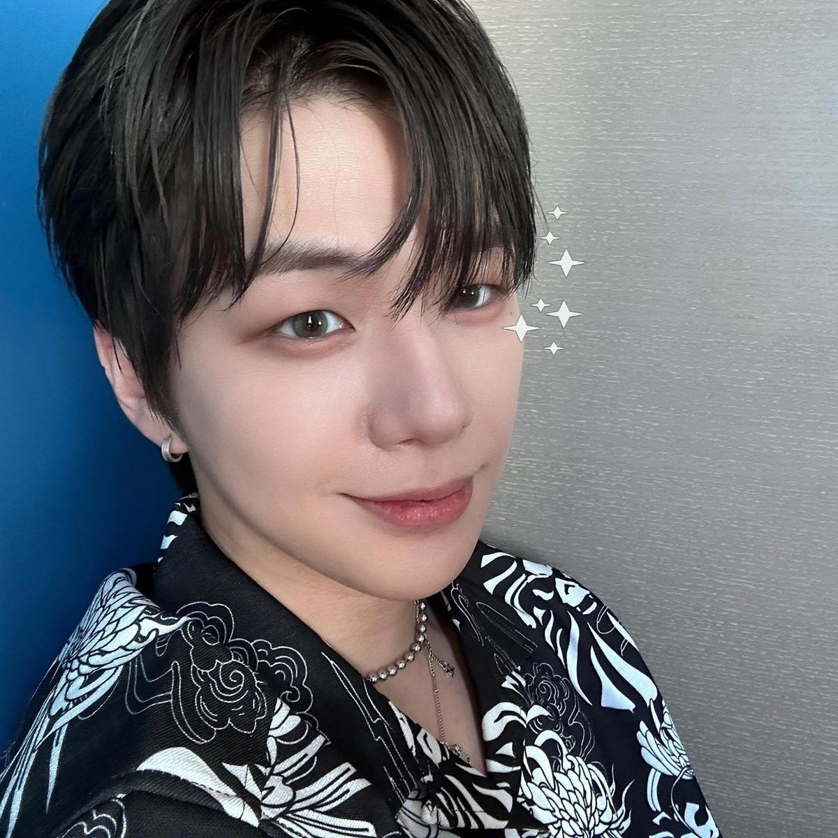 AmizaSherry's tweet image. "On &amp;amp; Off"... Kang Daniel, a lingering summer night look → A surprising emotional twist in a black and white shirt

At the end of summer, with the evening light seeping in, a tranquility permeates the entire photo, as if encountering one's true self. The soft smile, clear eyes,…