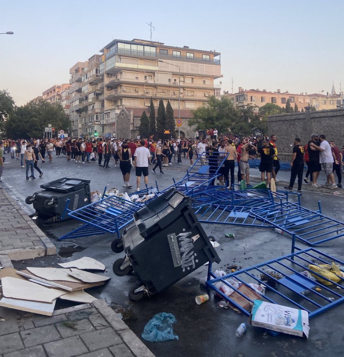 Göztepe taraftarları, Fenerbahçe taraftarlarını taşıyan otobüsleri bekliyor.