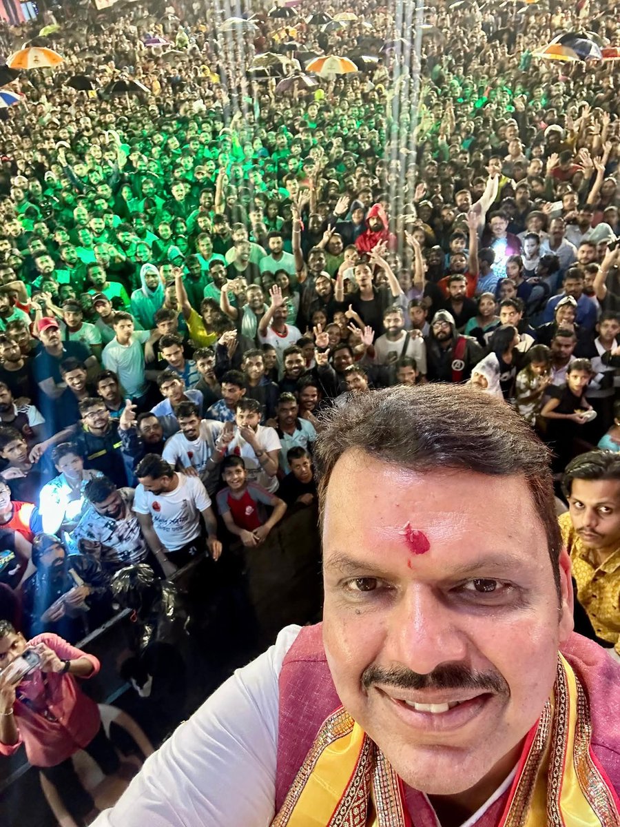ReshmaMChougule's tweet photo. मच गया शोर सारी नगरी रे...
#Selfie with #Govindas🤳
#janmashtami2025 #DahiHandi2025 #DevendraFadnavis https://t.co/J7gJzZffhD