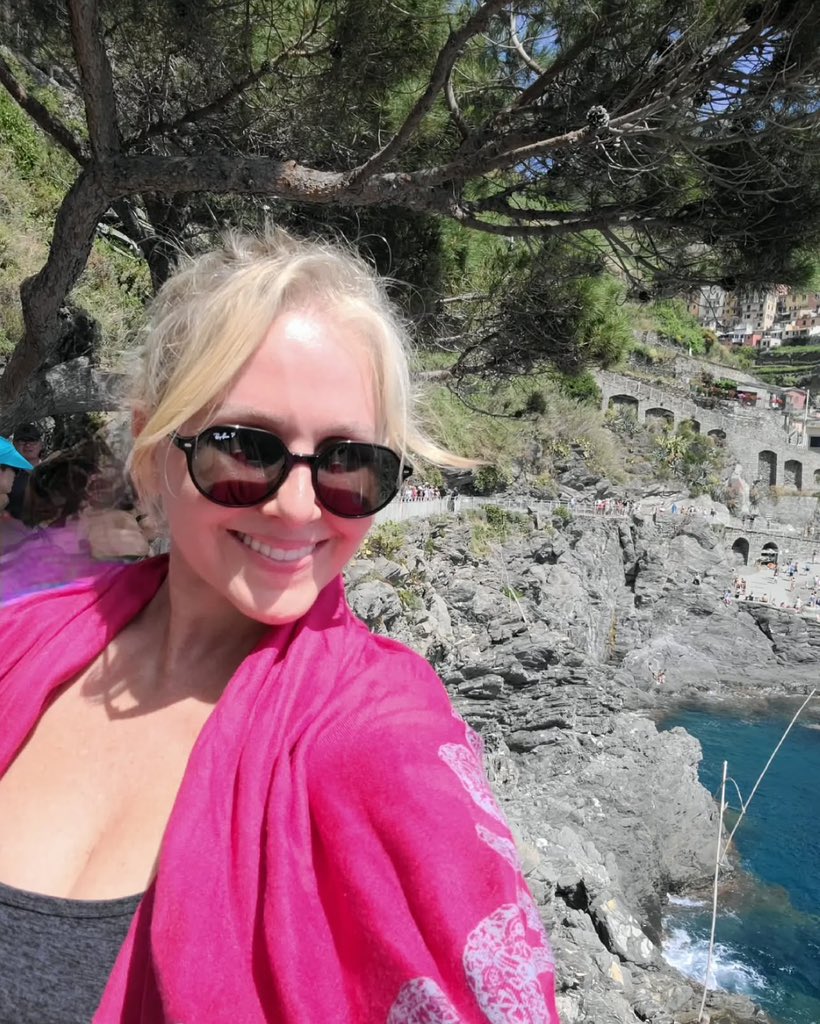 Just a little photo of being happy at Cinque terre. #italy 🇮🇹