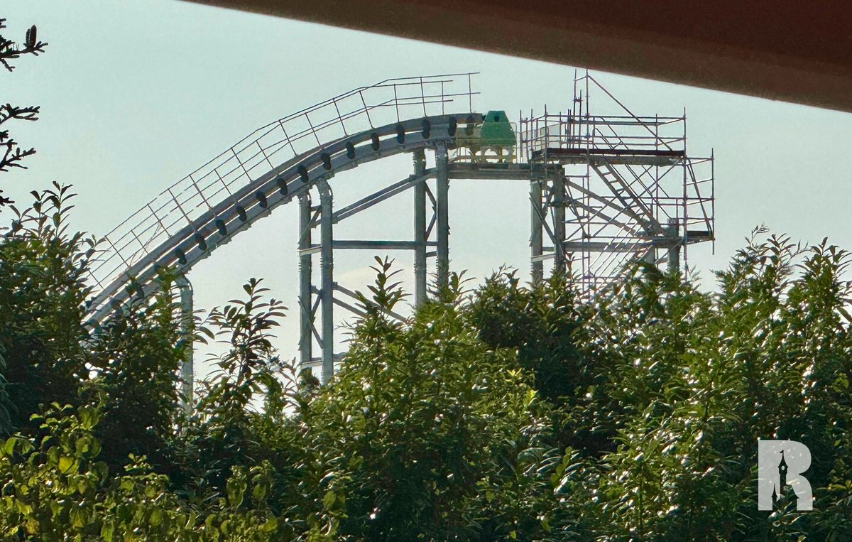 🔧 At Disney Adventure World, the test structure for the Lion King Attraction drop continues to grow just beyond the backstage gates: