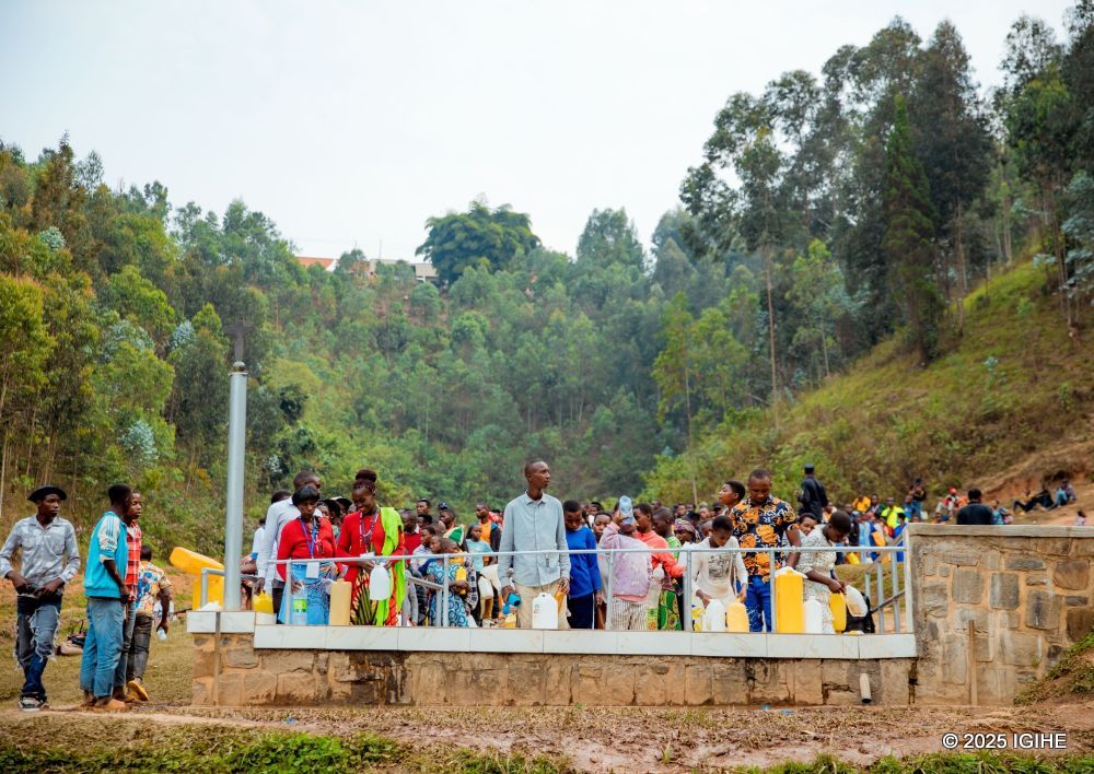 PrudenceKwizer1's tweet photo. I Kibeho ku butaka butagatifu ku #Iriba rya Bikira Mariya, ni ho dusanga amazi y'umugisha.
Ni muri @NyaruguruDistr muri @RwandaSouth https://t.co/NqM80XVnBU