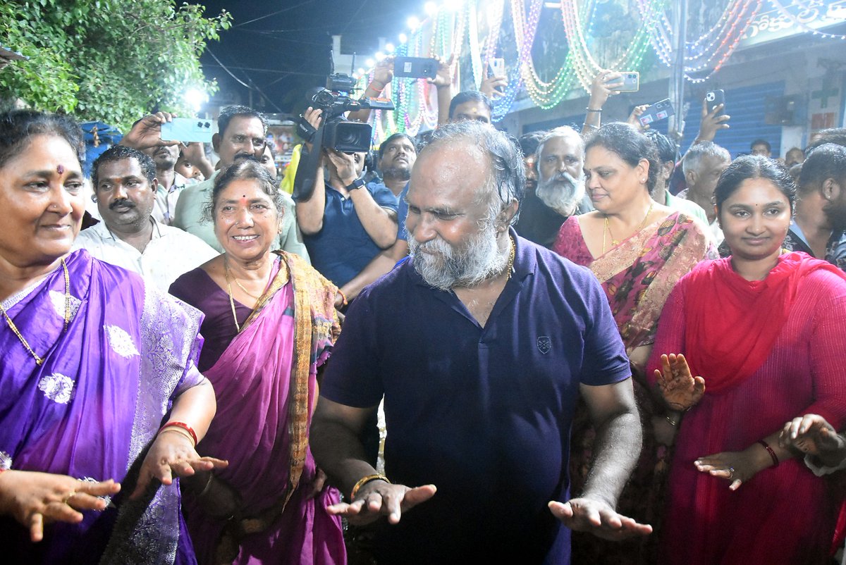 ImJaggaReddy's tweet photo. సంగారెడ్డి రామ్ నగర్ లో జరిగిన శ్రీకృష్ణాష్టమి వేడుకల్లో ఉత్సాహంగా డాన్స్ చేస్తున్న జగ్గారెడ్డి ఫ్యామిలీ..
#Jaggareddy #Jayareddy #srikrishnastami #Sangareddy #RamNagar #NirmalaJaggareddy #BharatSaiReddy https://t.co/V7JQwtH2D8
