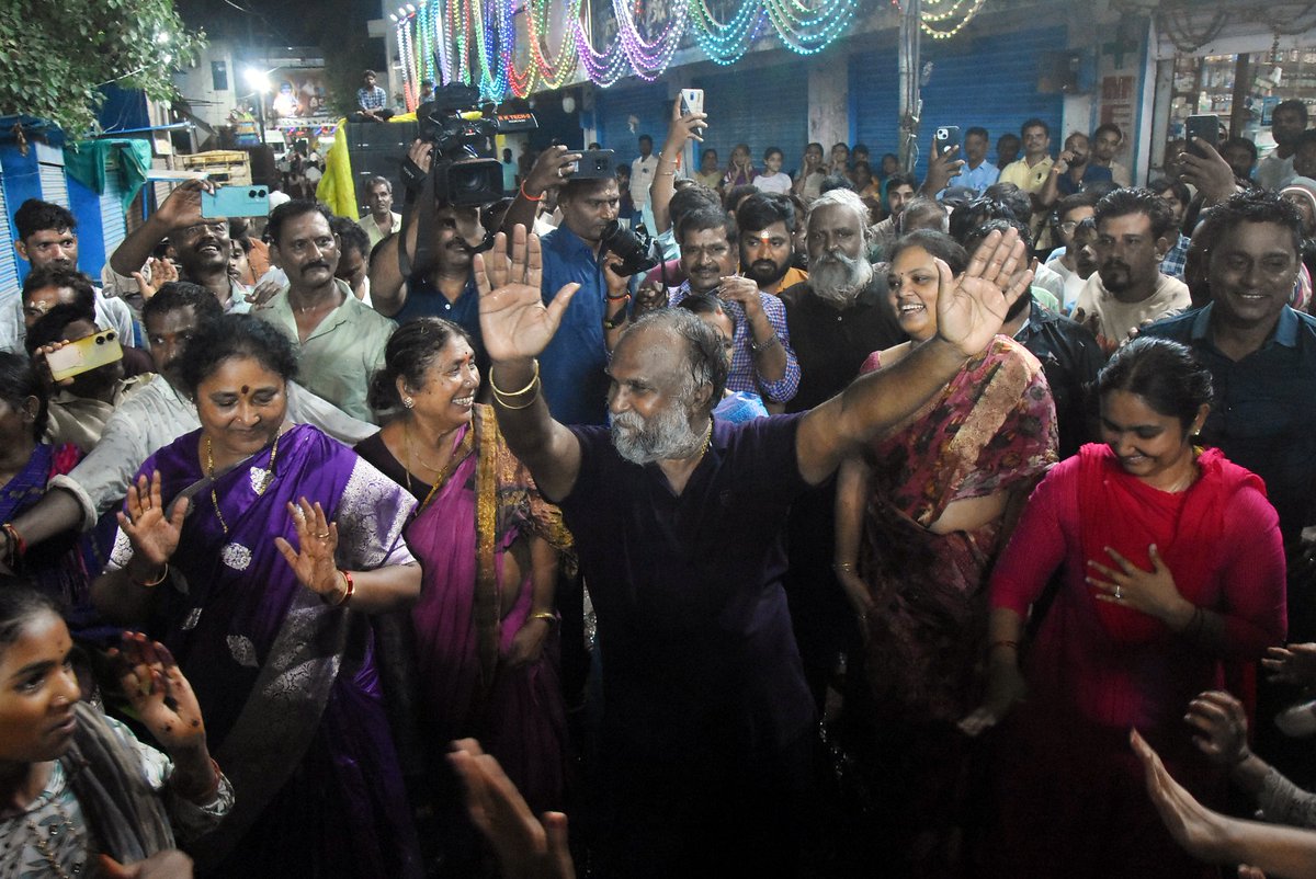 ImJaggaReddy's tweet photo. సంగారెడ్డి రామ్ నగర్ లో జరిగిన శ్రీకృష్ణాష్టమి వేడుకల్లో ఉత్సాహంగా డాన్స్ చేస్తున్న జగ్గారెడ్డి ఫ్యామిలీ..
#Jaggareddy #Jayareddy #srikrishnastami #Sangareddy #RamNagar #NirmalaJaggareddy #BharatSaiReddy https://t.co/V7JQwtH2D8