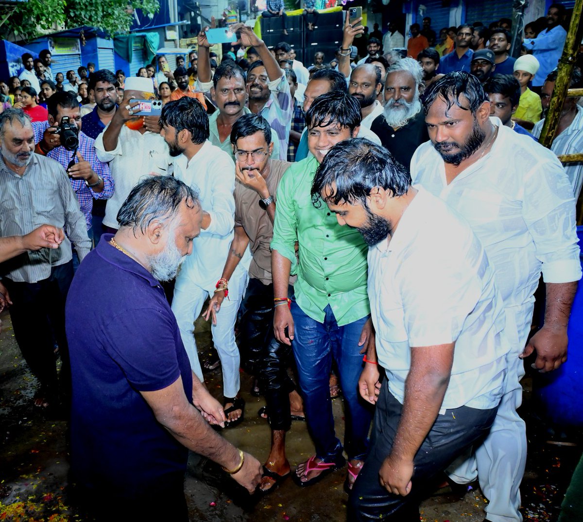 ImJaggaReddy's tweet photo. సంగారెడ్డి రామ్ నగర్ లో జరిగిన శ్రీకృష్ణాష్టమి వేడుకల్లో ఉత్సాహంగా డాన్స్ చేస్తున్న జగ్గారెడ్డి ఫ్యామిలీ..
#Jaggareddy #Jayareddy #srikrishnastami #Sangareddy #RamNagar #NirmalaJaggareddy #BharatSaiReddy https://t.co/V7JQwtH2D8