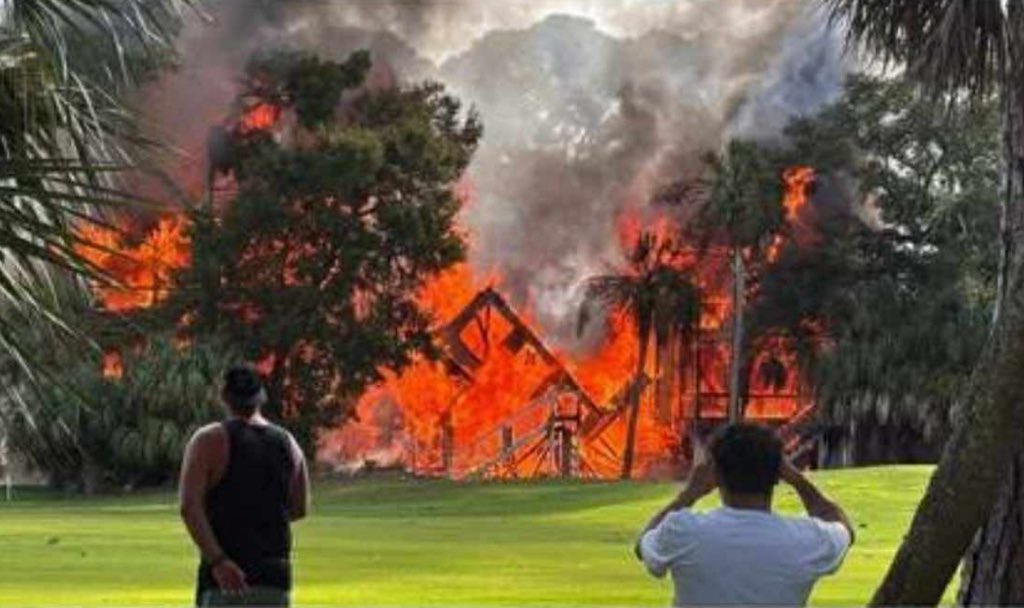CodyAlcorn's tweet photo. Fire on Fripp Island in South Carolina https://t.co/URa2H5g4HC