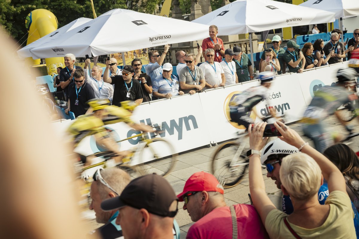 Czech_Tour's tweet photo. OSTRAVOOO! 💙 Děkujeme za bouřlivou atmosféru a plné náměstí! Tohle si všichni jezdci užili na maximum! 
@Ostrava_cz  // @KrajMsk https://t.co/gbISbjSEtz