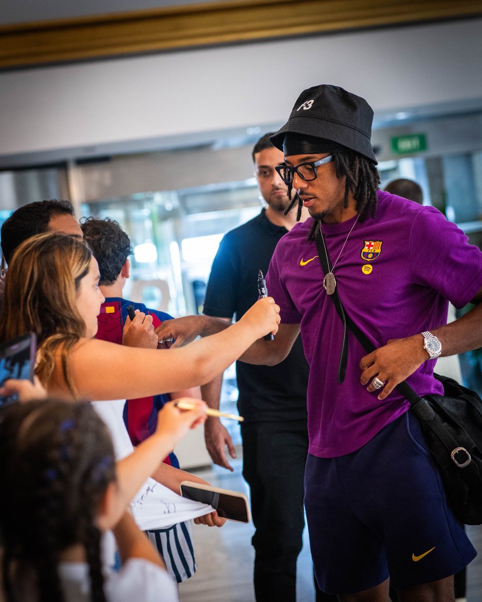 DataFutebol's tweet photo. Jules Koundé, zagueiro do Barcelona e da Seleção Francesa:

"Jogadores de futebol podem passar seis meses ou até um ano inteiro sem receber salário e ainda viver confortavelmente, sem que isso os afete em nada...

Ao contrário das pessoas que saem de casa às 7 da manhã e voltam às 20 da noite, só para ganhar uma pequena quantia para suas famílias...

Não entendo por que os torcedores admiram os jogadores de futebol como modelos. Eu não recomendaria. O verdadeiro modelo é o pai que trabalha duro todos os dias para sua família."

Via @footballtweet