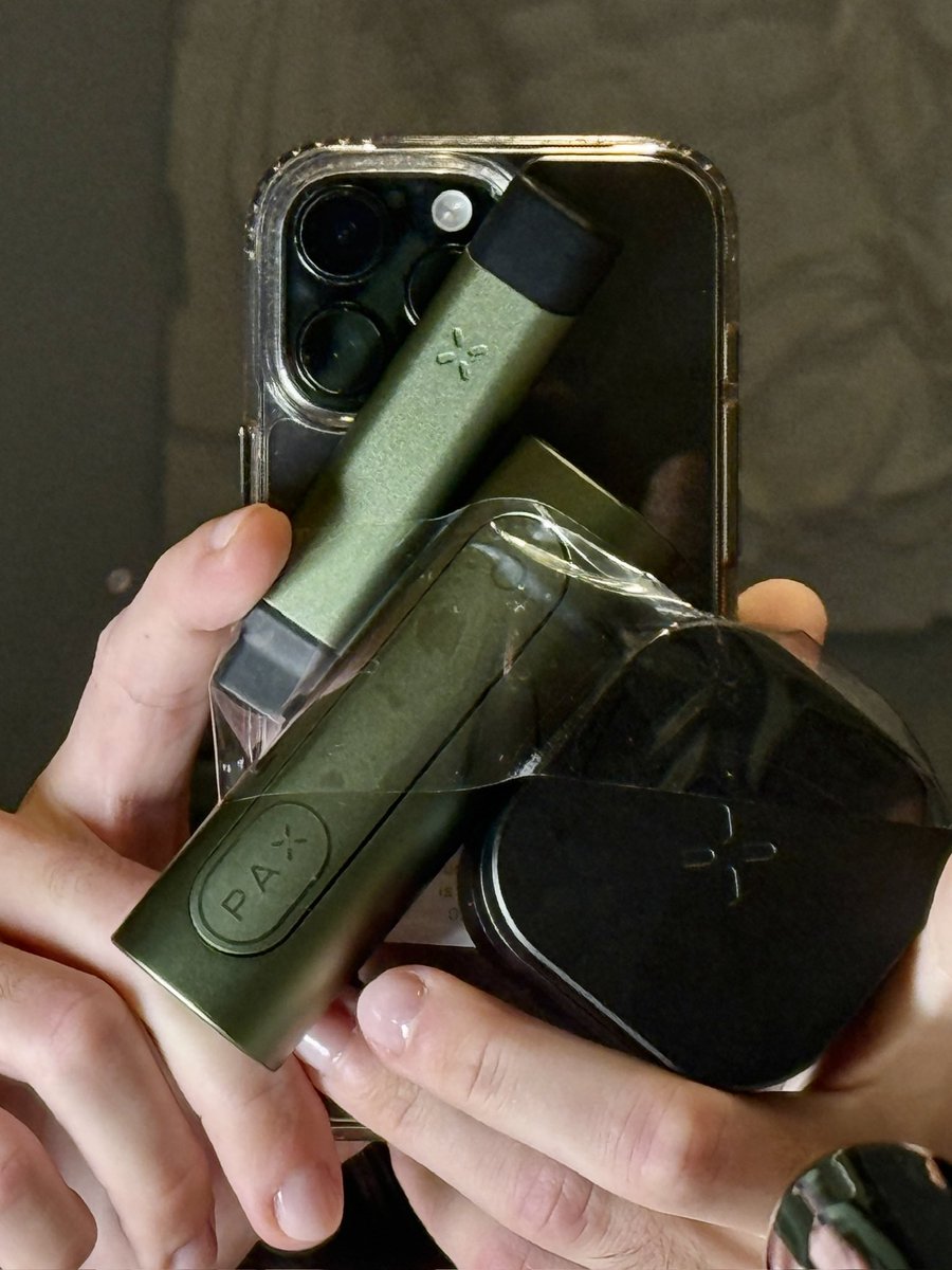 Phone case. Keys. Accessories. FLOW. The essentials only. ✨

pax.com/flow 

#PAXFLOW #iconic #phonecase